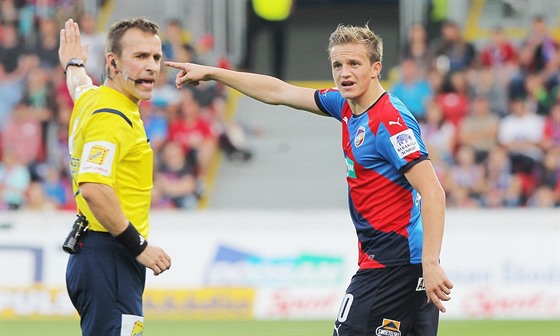 Jan Kopic (vpravo) v utkání s Olomoucí.