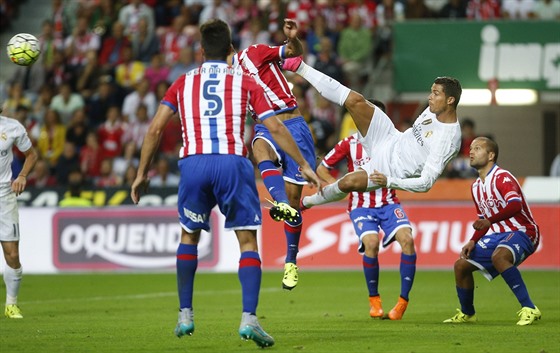 Cristiano Ronaldo z Realu Madrid v akrobatické pozici v utkání proti Gijonu.