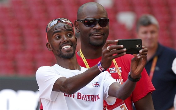 Velmi rozíeným novotvarem se stalo slovo selfie. Na snímku si autoportrét poizuje britský atlet Mo Farah se svým lékaem.