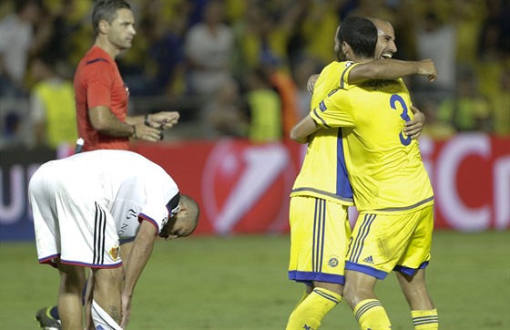 Zatímco fotbalisté Basileje jen tko pekonávali zklamání, hrái Maccabi Tel...