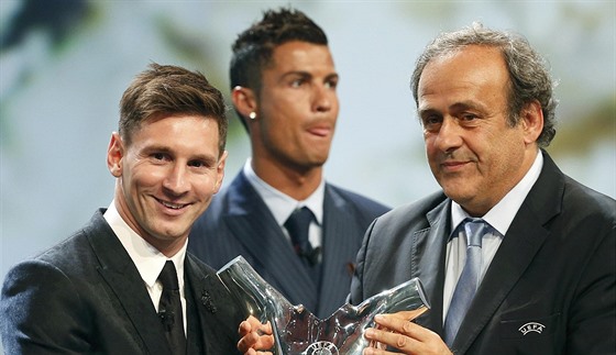 Lionel Messi (vlevo) pebírá trofej pro nejlepího hráe Evropy od éfa UEFA...