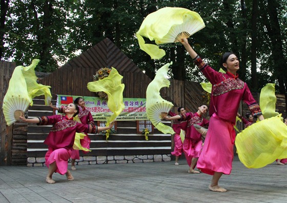 Folklor v Koreji hýí barvami. Tanení skupina Hangug Tchum pedstavuje folklor...