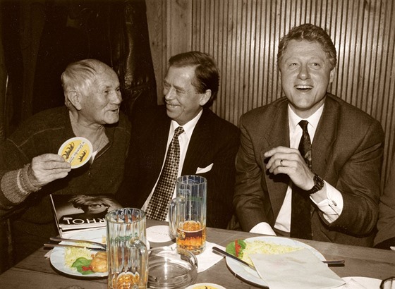 Hrabal, Havel a Clinton. Spisovatel a dva prezidenti na pivu v hospod U Tygra...
