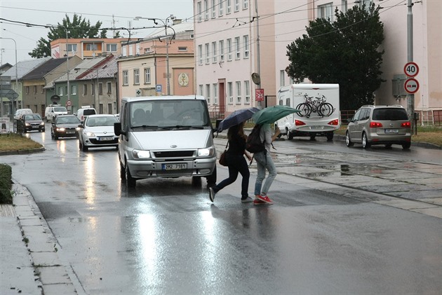 Na zruených pechodech v Hodolanské ulici musí Olomouané spoléhat jen na...