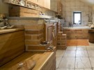 Koupelna vznikla z pvodní sauny a malé koupelny. Klozet zámrn pipomíná...