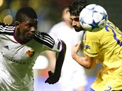 Breel Embolo (vlevo) z Basileje v souboji s Omrim Ben Harushem z Maccabi Tel...