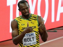 Usain Bolt (vlevo) ped startem rozbhu na 100 metr.