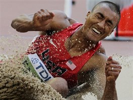 Ashton Eaton ve skoku do dálky na MS v Pekingu.