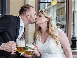 Po svatb si novomanelé zali na pivo, jak jinak ne na stojáka.
