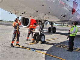 Ped pjezdem veker techniky pracovnk Ramp Control kontroluje povrch...