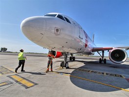 Ped pjezdem veker techniky pracovnk Ramp Control kontroluje povrch...