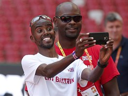 SELFIE S DOKTOREM. Vytrvalecký fenomén Mo Farah si v prbhu páteního tréninku...