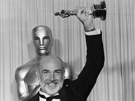 Sean Connery s Oscarem, který získal za hlavní roli ve filmu Neúplatní (11....