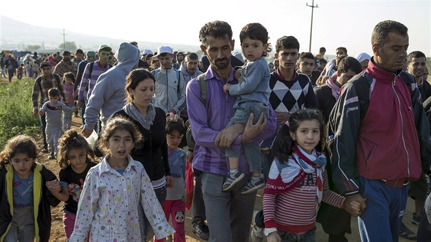 Uprchlci nedaleko srbskho msra Preevo (25. srpna 2015)
