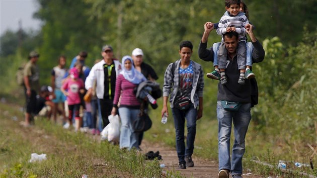 Uprchlci na srbsko-maarsk hranici (24. srpna 2015)