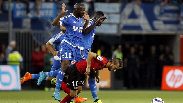 Lassana Diarra (vlevo) a Benjamin Mendy z Marseille vzali do presu Nicolase Benezeta z Guingampu.