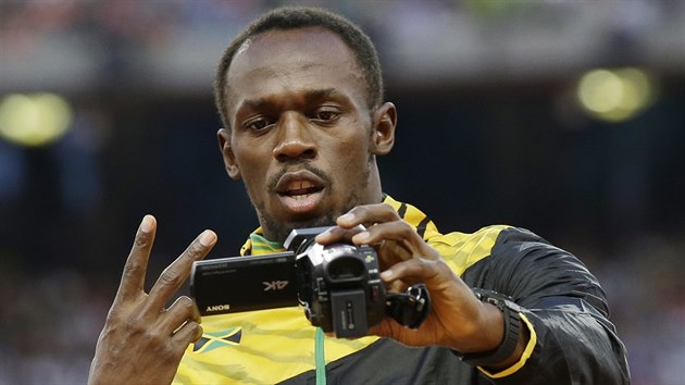 VIDEO-SELFIE. Vtz bhu na 100 m Usain Bolt si slavnostn vyhlen na MS v Pekingu 2015 natel na videokameru.
