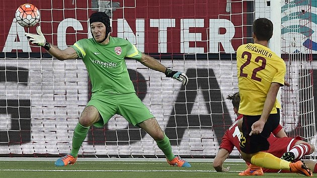 Josef Hubauer ze Sparty pekonv v odvetnm zpase 4. pedkola Evropsk ligy na hiti Thunu branke Guillaumeho Faivreho a zvyuje v prvnm poloase na 2:0.