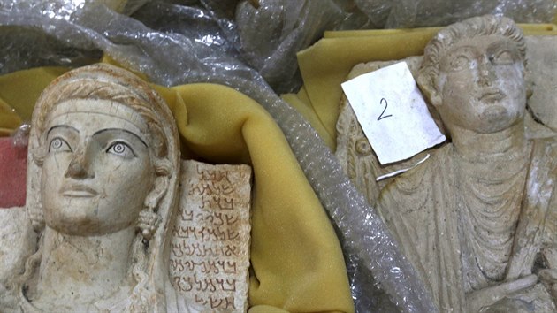 Pracovnci Nrodnho muzea v Damaku zachrauj vzcn pedmty ze sbrek po cel Srii (18. srpna 2015).
