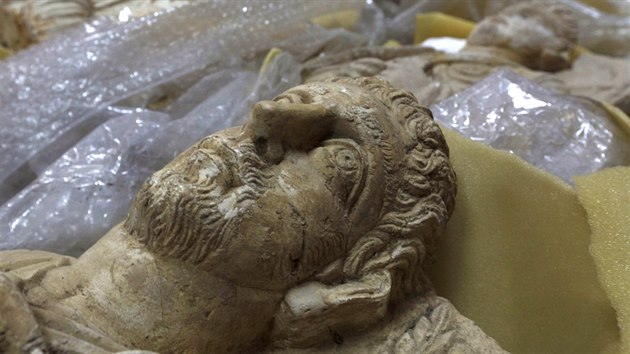 Pracovnci Nrodnho muzea v Damaku zachrauj vzcn pedmty ze sbrek po cel Srii (18. srpna 2015).