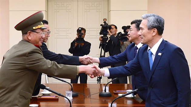 Jednn mezi jihokorejskm ministrem obrany Kim Kwan-jinem (vpravo), ministrem sjednocen Hong Yong-pyoem (druh mu vpravo) a politickm dstojnkem Korejsk lidov armdy (zleva) Hwang Pyong Soem a Kim Yang Gonem, kter m na starost vztahy s Jin Koreou (22. srpna 2015).