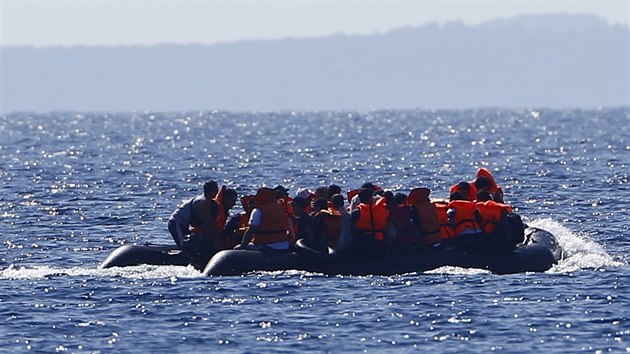 Uprchlci m na nafukovacm lunu k eckmu ostrovu Lesbos (27. srpna 2015).