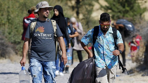 Syrt uprchlci se jdou nalodit na lun, kter je odveze na eck Lesbos (27. srpna 2015).