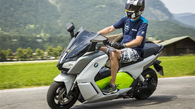 Otestovali jsme elektrick sktr BMW C-Evolution