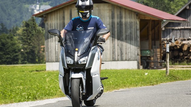 Otestovali jsme elektrick sktr BMW C-Evolution