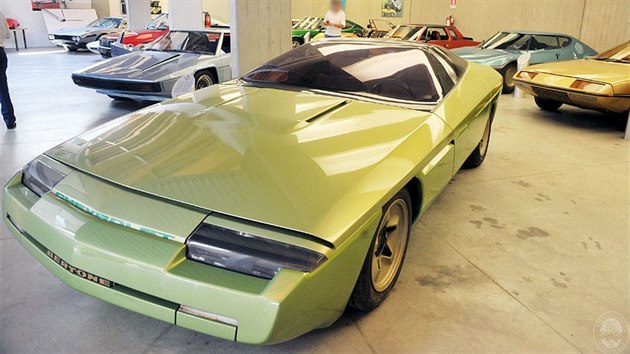 Prototypy zkrachoval karosrny Bertone m do aukce. (1984 Bertone Chevrolet Ramarro Concept)