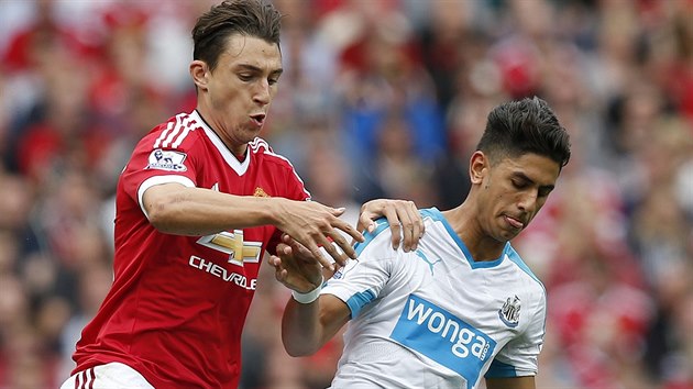 Matteo Darmian z Manchesteru United (vlevo) a Ayoze Perez z Newcastlu ve vzjemnm souboji.