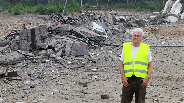 Odstel devadestimetrovho komna na mst nkdejho dolu Hamr I. v Ralsku. Na snmku stelmistr Petr Rod. (28. srpna 2015)