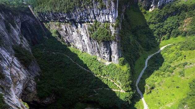 Nrodn geologick park v nskm Wu-lungu je jednm z nejnavtvovanjch turistickch mst v zemi.