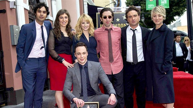 Jim Parsons s kolegy ze serilu Teorie velkho tesku na hollywoodskm chodnku slvy