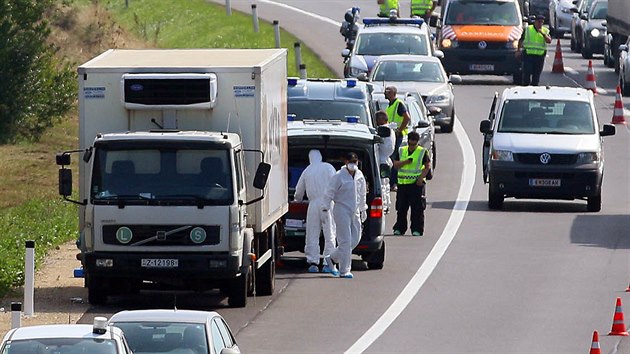 Forenzn technici rakousk policie u odstavenho nkladnho automobilu s tly mrtvch benc. (27. srpna 2015)