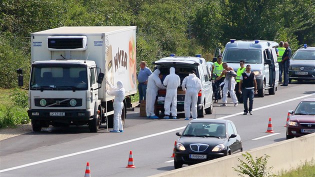 Forenzn technici rakousk policie u odstavenho nkladnho automobilu s tly mrtvch benc. (27. srpna 2015)