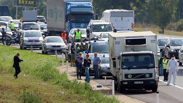 Policie na vchod Rakouska nalezla v odstavenm nkladnm automobilu destky mrtvch benc. (27. srpna 2015)