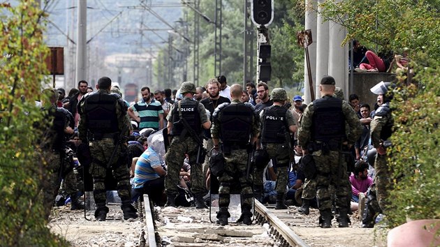 Makedonsk policie se stetla na hranicch s eckem s tisci uprchlky (21. srpna 2015)