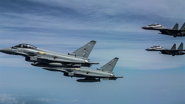 Dvojice sthaek Typhoon britskho Krlovskho letectva pi cvien s indickmi letouny Su-30MKI