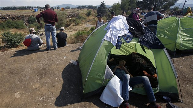 Uprchlci ekaj na hranicch ecka s Makedoni, pes kterou se chtj dostat do Evropsk unie. (20. srpna 2015)