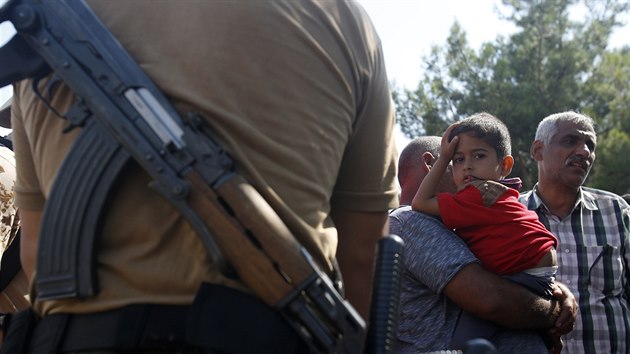 Makedonsk policista brn v postupu uprchlkm, kte pili z ecka. (20. srpna 2015)