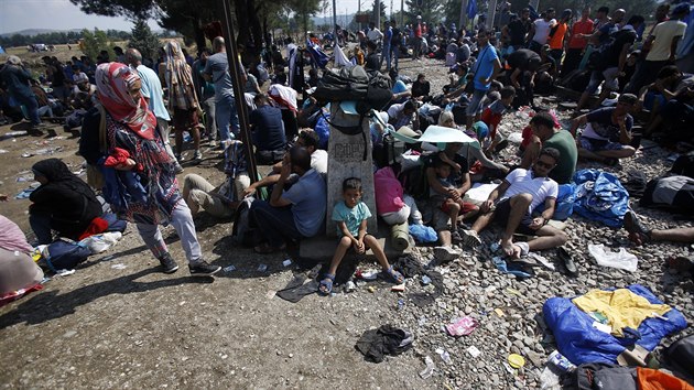 Uprchlci ekaj u hraninho kamene mezi Makedoni a eckem. (20. srpna 2015)
