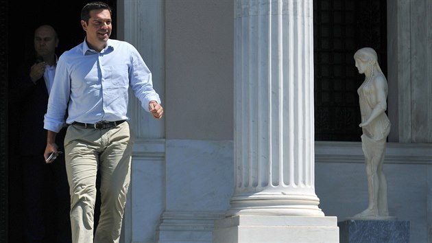 eck premir Alexis Tsipras opout svou kancel v Athnch. (20. srpna 2015)