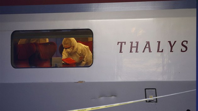Francouzsk vyetovatel v ochrannm obleku prohledv vlak Thalys, ve kterm stlel estadvacetilet Maroan a vn zranil dva lidi.