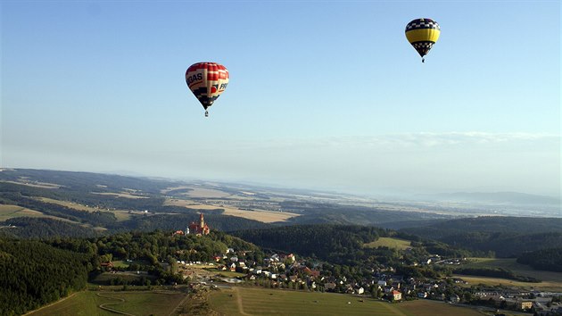 Tradiní kadoroní balonová fiesta u hradu Bouzov (22. srpna 2015).