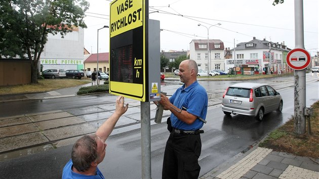 Olomout strnci pipevuj radar u jednoho ze zruench pechod v Hodolansk ulici (srpen 2015)