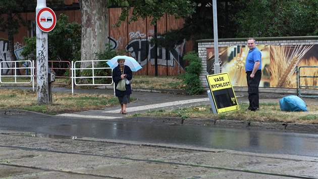 Olomoutí stráníci pipevují radar u jednoho ze zruených pechod v...