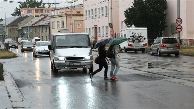 Na zruench pechodech v Hodolansk ulici mus Olomouan spolhat jen na ohleduplnost idi. (srpen 2015)