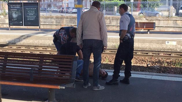tonka, kterho v rychlovlaku znekodnili cestujcc, si na ndra pevzali policist. (21. srpna 2015)