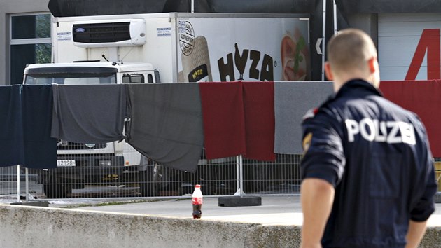 Rakousk policie ohledv tla migrant, kter byla nalezena v odstavenm kamionu (28. srpna 2015)